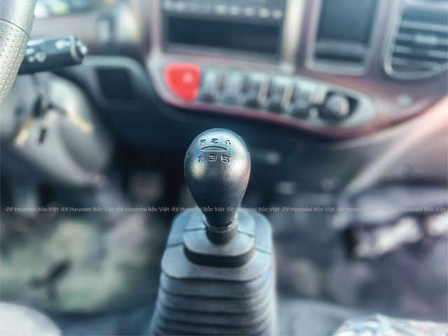 Hyundai mighty 110xl thung bat 11