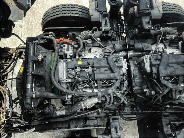 Hyundai mighty ex8l thung kin canh doi 12