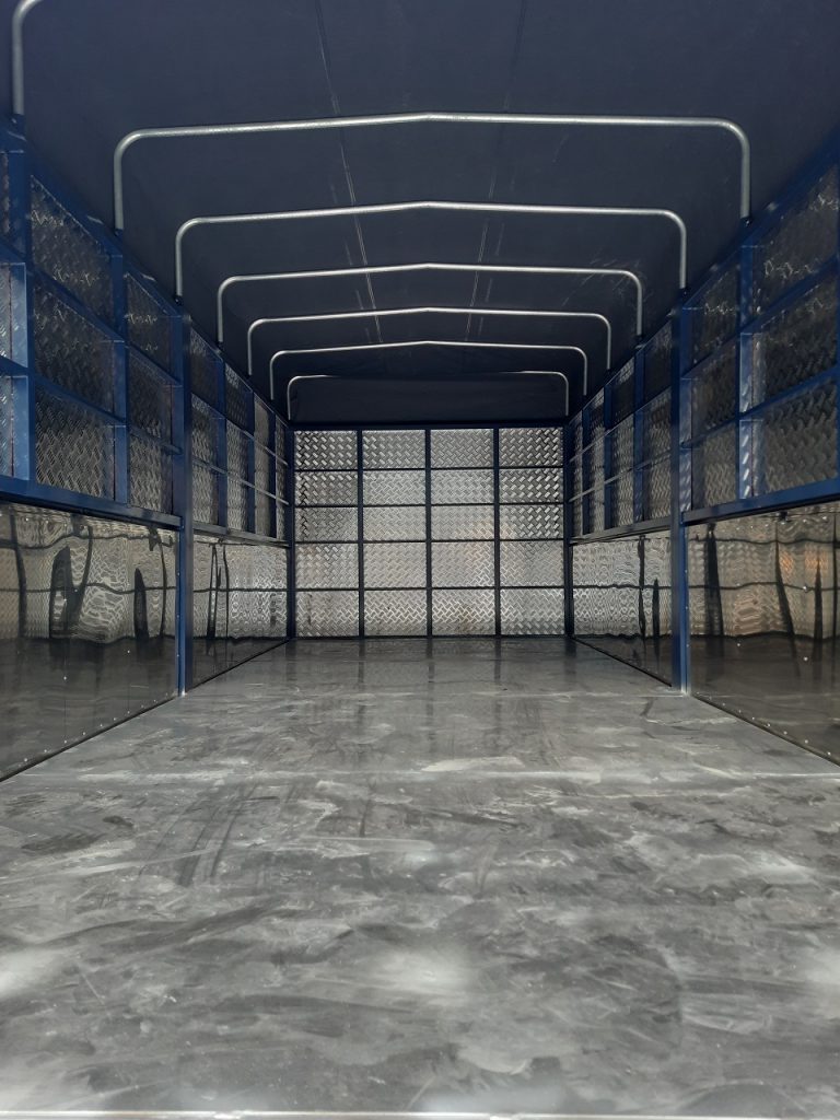 Xe Tai Hyundai EX8 GT Thung Mui Bat 2023 7 768x1024 2