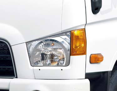 Đèn pha thiết kế hiện đại với chóa phản quang mang lại hiệu suất chiếu sáng cao.